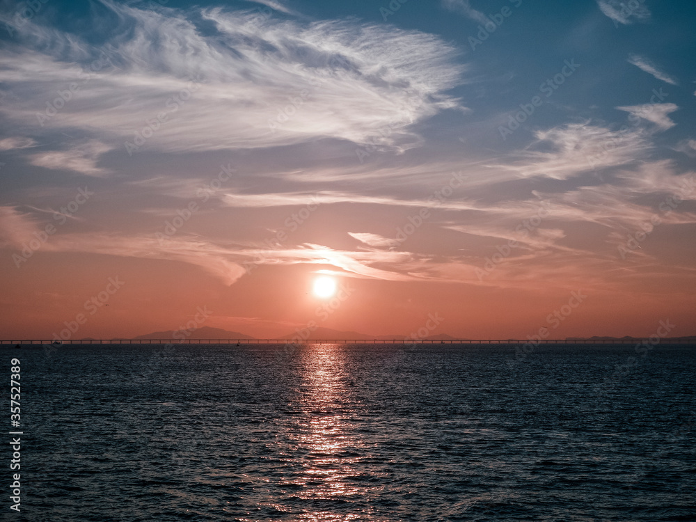 Obraz premium A hazy view of the sunrise over the sea