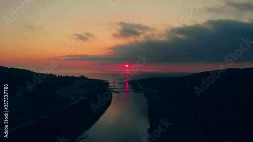 美しい自然が育んだ幻想的な夕焼けを空撮（アングル４）