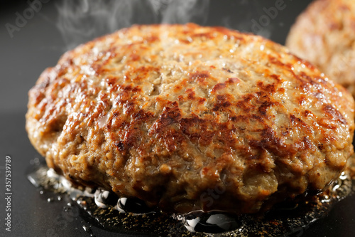 鉄板で焼くハンバーグステーキ Japanese hamburg steak grilled on an iron plate