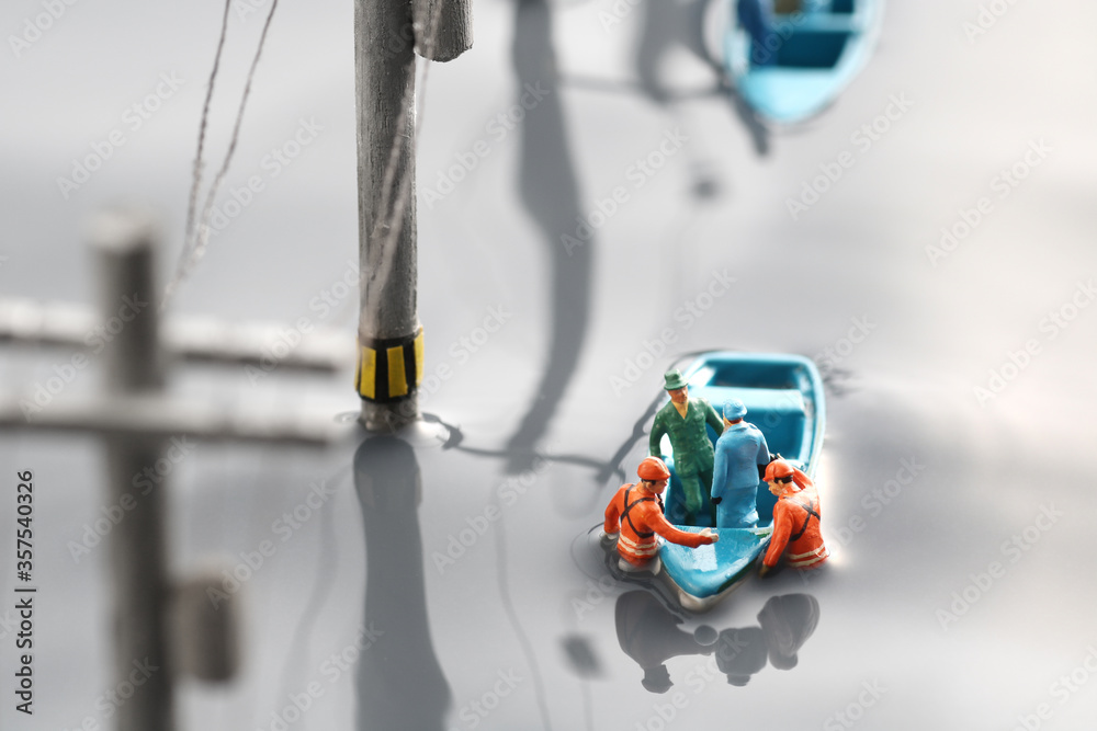 Fototapeta premium 水害にあった街と救命ボートで救助活動をするジオラマの風景