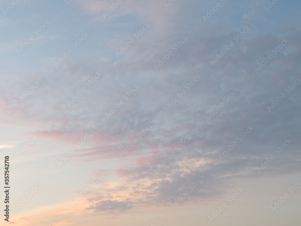 薄っすらピンク色に染まる夕焼け空の雲