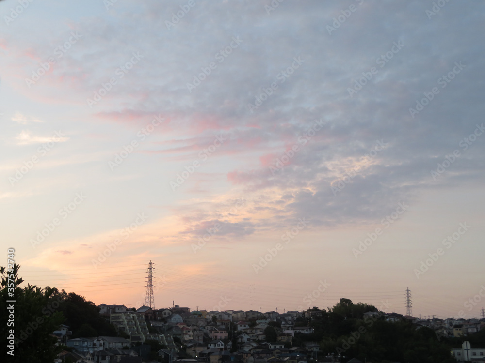 薄っすらピンク色に染まる夕焼け空の雲