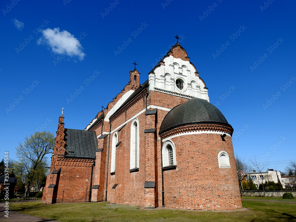 wybudowany w 16 wieku w stylu renesansowym kosciol katolicki pod wezwaniem swietego andrzeja apostola w miescie brok na mazowszu w polsce