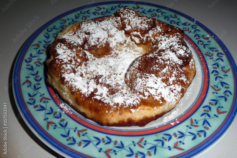 Ausgezogener fränkischer Krapfen Ausgezogener fränkischer Krapfen