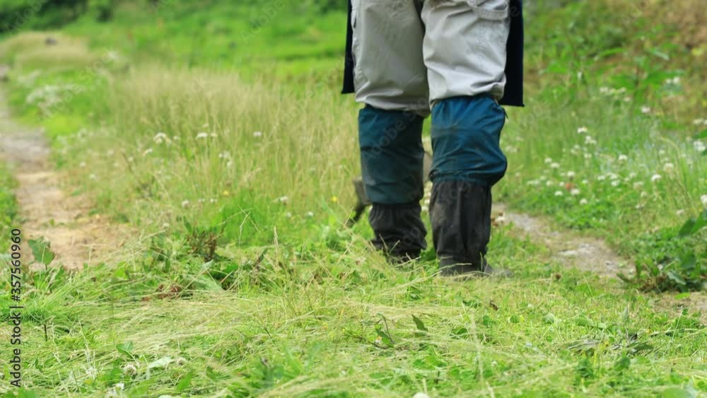 草刈り作業をする男性 雑草 刈払い機 草刈り作業をする男性 雑草 刈払い機