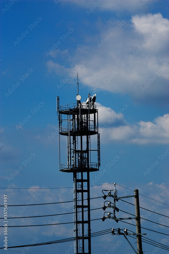 通信タワーと青空