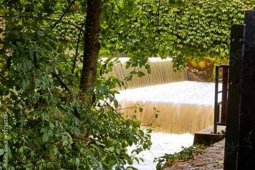 Chute d'eau tombant dans la rivière avant le moulin © Stephane