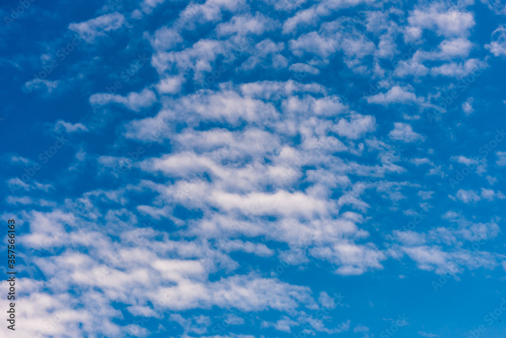 Cumulus Wolken Wolkengebilde am Himmel blau weiss Hintergrund abstrakt Cumulus Wolken Wolkengebilde am Himmel blau weiss Hintergrund abstrakt