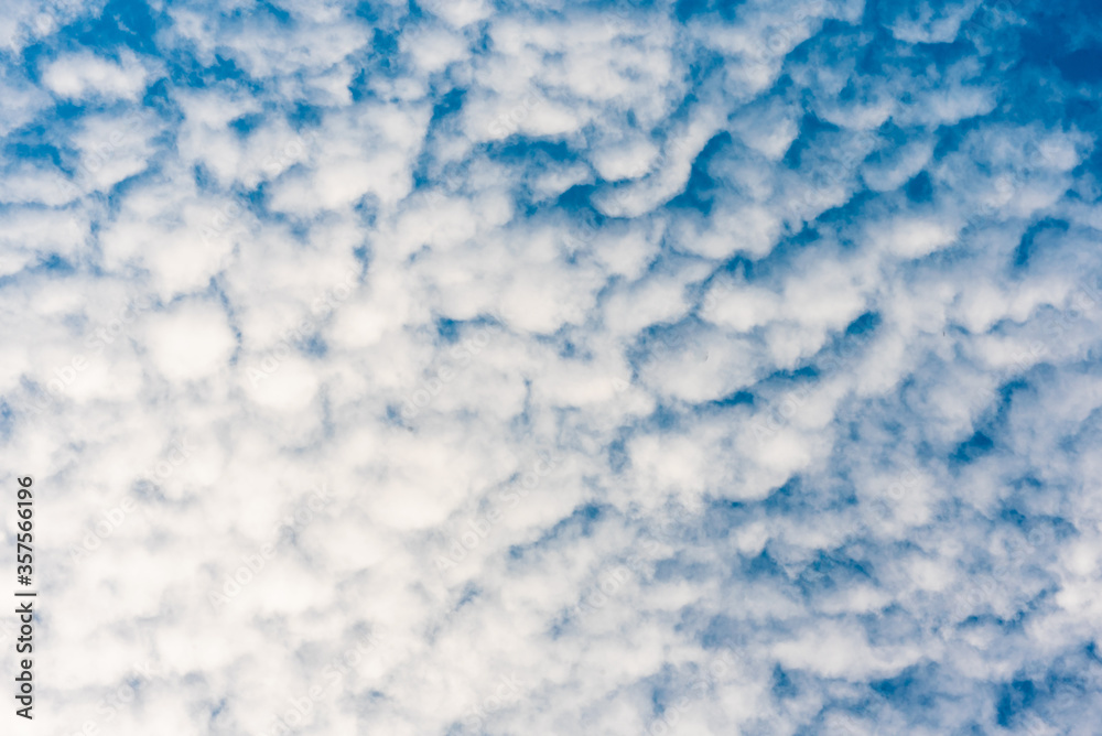Cumulus Wolken Wolkengebilde am Himmel blau weiss Hintergrund abstrakt