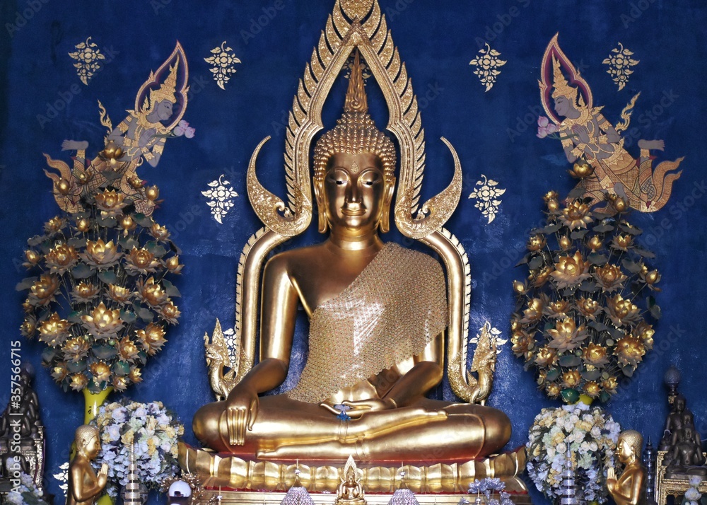 Obraz premium golden buddha statue in thailand