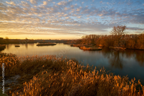 Sonnenuntergang im Vogelschutzgebiet NSG Garstadt bei Heidenfeld im Landkreis Schweinfurt, Unterfranken, Bayern, Deutschland