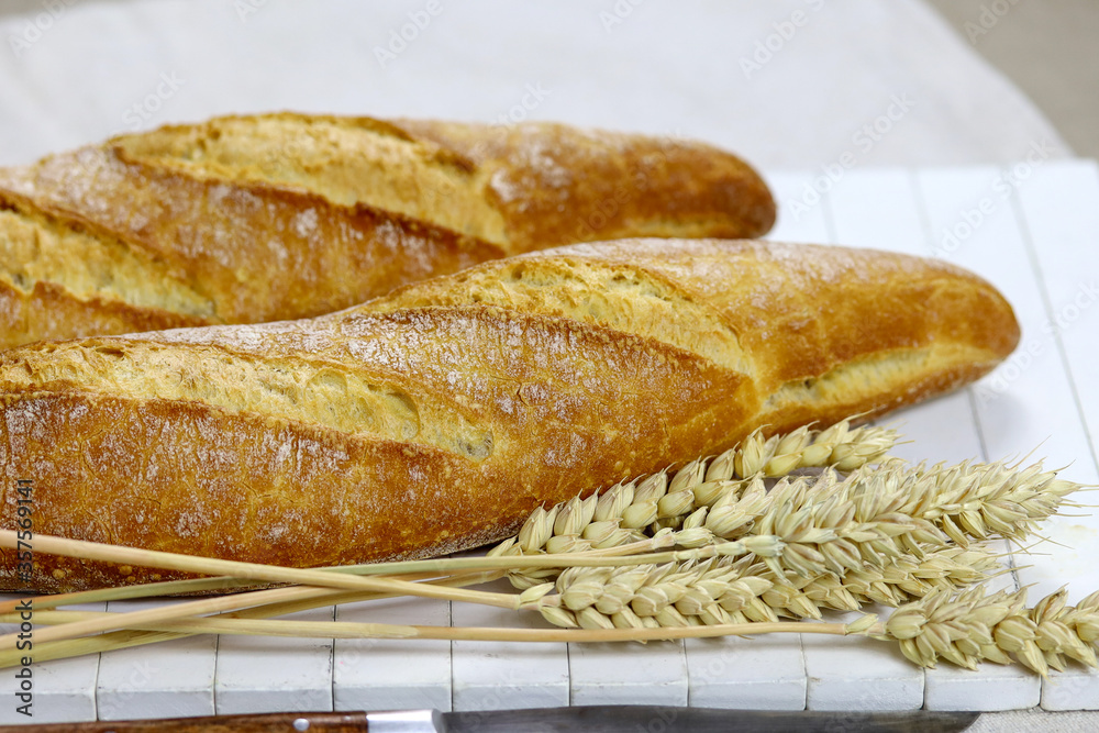 baguettes de pain française sur une table