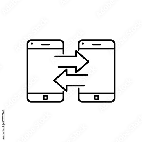 Concepto intercambio de datos. Icono plano lineal teléfonos inteligentes conectados por flechas en color negro