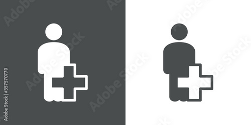 Concepto primeros auxilios. Icono plano hombre de pie con cruz en fondo gris y fondo blanco