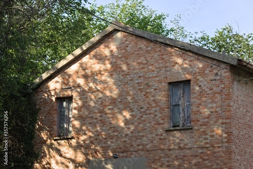 Abandoned brick cottage in the italian countryside (Pesaro, Italy, Europe) © Tommaso