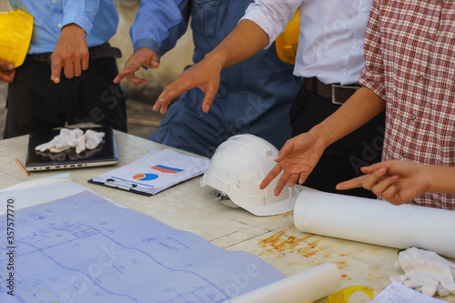 Engineer and blue collar workers are having meeting.