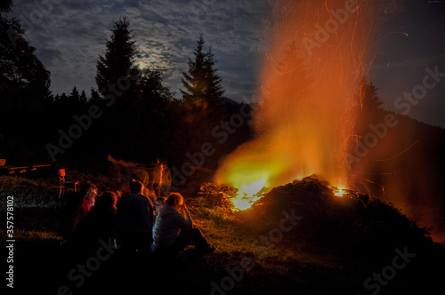 Großes traditionelles Sonnwendfeuer im Salzburgerland