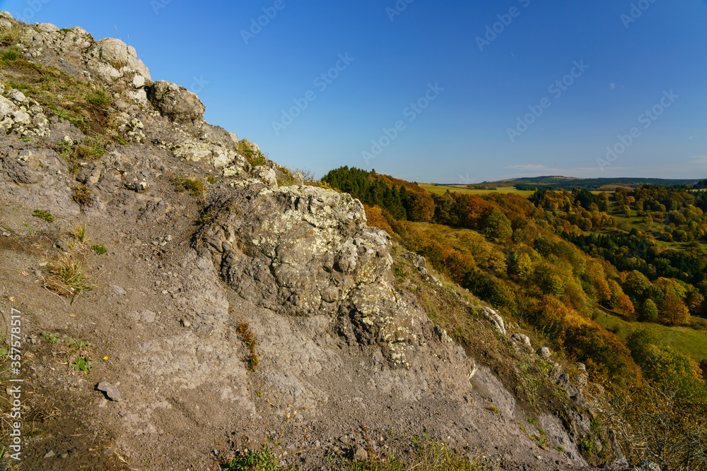 Die Wasserkuppe, der höchste Berg der Rhön und der Pferdskopf im Herbst, Biosphärenreservat Rhön, Hessen, Deutschland