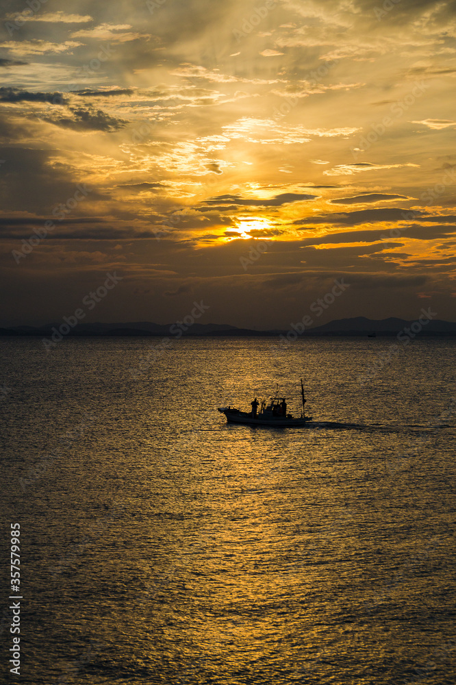 曇る朝の海と漁り船DSC9140