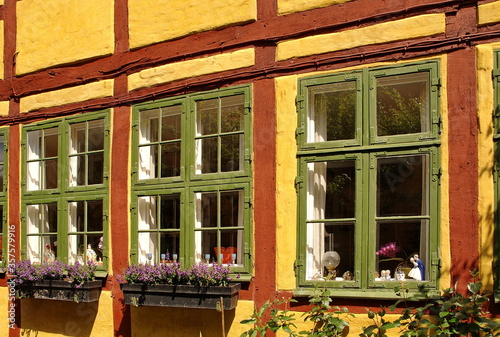 Okna w starym domu © Roman