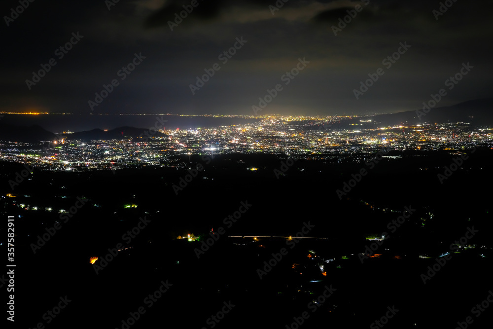 Fototapeta premium 静岡県伊豆スカイライン滝知山展望台の夜景