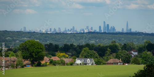 Canvas Print UK- City of London on the horizon with attractive English rural houses in the fo