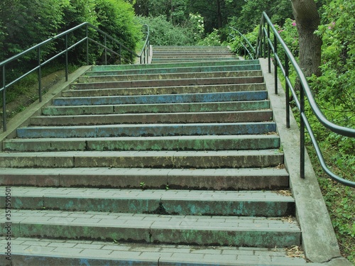 Fototapeta Naklejka Na Ścianę i Meble -  Kolorowe schody w parku