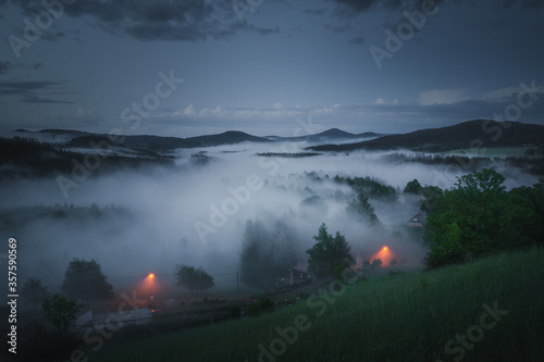 Blick auf in Nebel gehüllte ländliche Landschaft am Abend photo