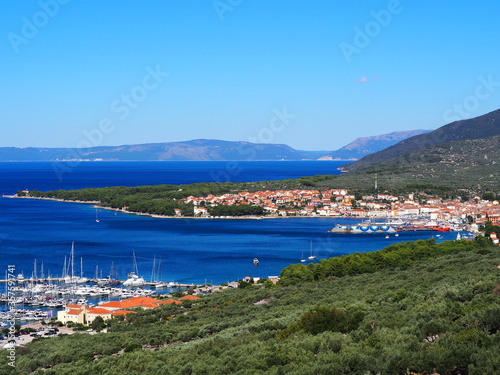 Schöner Blick auf den Yachthafen von Cres in Kroatien