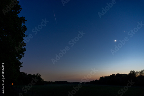 Photo sunset with venus and moon