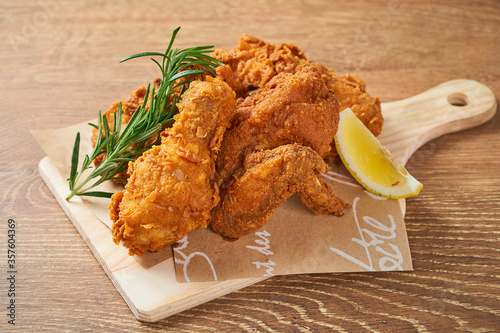 ４つの部位を盛り合わせた骨付きのフライドチキン