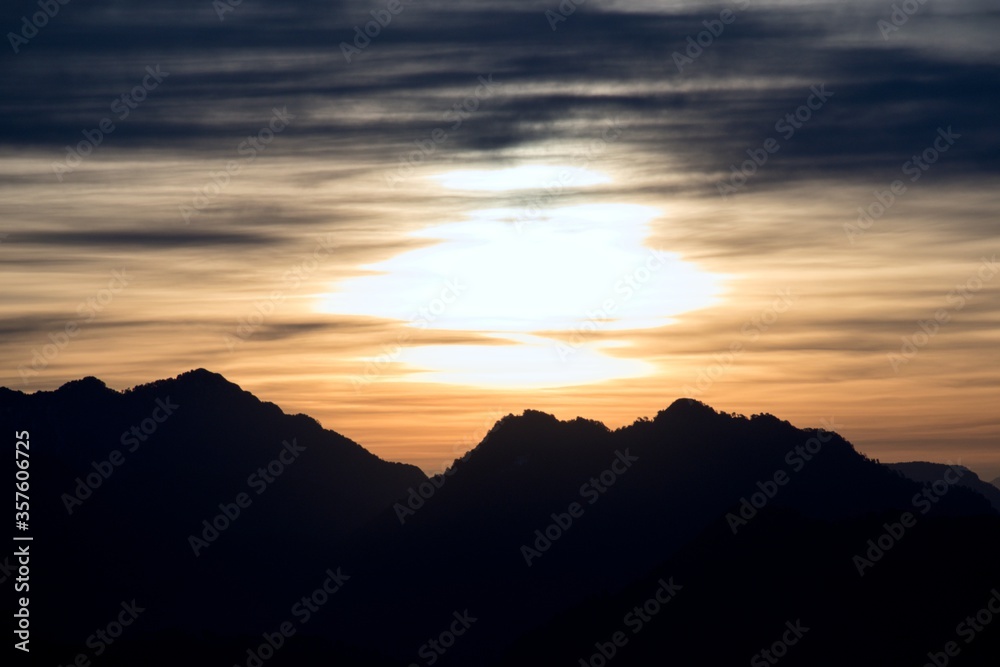 Fototapeta premium silhouette landscape view of sunrise over the mountains