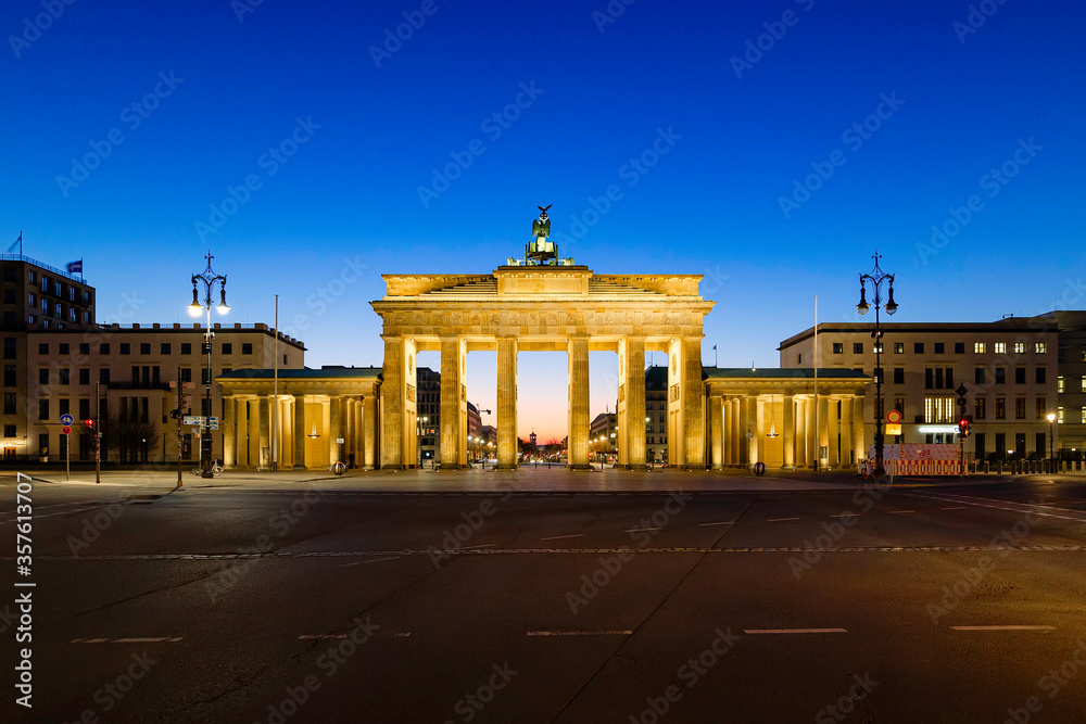Naklejka premium Berlin Brandenburg Gate night view