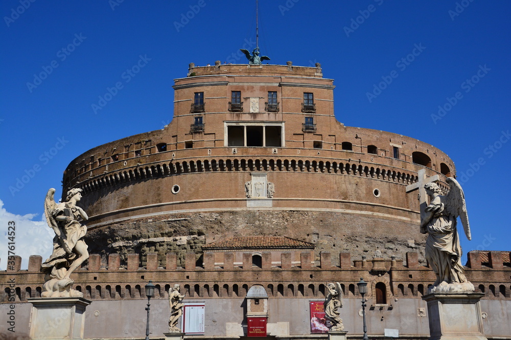 Roma, Castel Sant`Angelo.

Il maestoso Castel Sant`Angelo, costruito come tomba dell'imperatore Adriano e, nel corso dei secoli, utilizzato per diverse funzioni oggi è museo e sede di eventi.