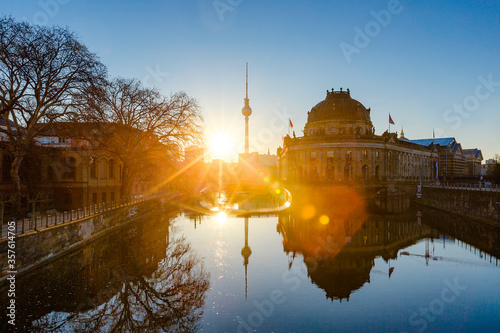 Obraz na płótnie Berlin sunrise cityscape view with tv tower and spree river w salonie