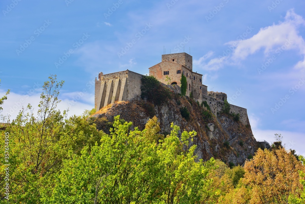 Verucchio, Rimini, Emilia-Romagna, Italia-Rocca Malatestiana.
Una vista del castello dalla strada che porta al centro storico.