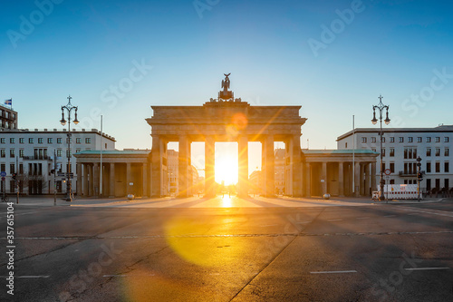 Obraz na płótnie Berlin Brandenburg Gate sunrise view w salonie