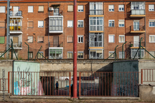 Fotografie edificios en un barrio humilde de Europa con casas pobres
