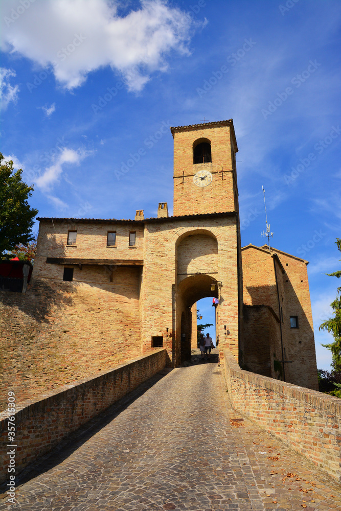Montegridolfo, Rimini-Porta del borgo.

La porta d'accesso al castello di Montegridolfo, un bellissimo paesino circondato da mura medievali situato al confine tra Marche ed Emillia-Romagna.