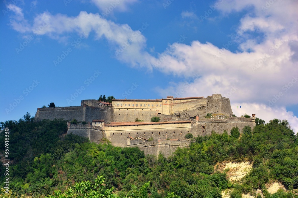 Gavi, Alessandria, Piemonte.

Il forte di Gavi è una fortezza storica costruita dai genovesi e sorge su uno sperone roccioso che domina l'antico borgo di Gavi, da cui prende il nome.