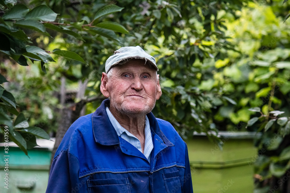 Portrait of an elderly man in an old cap.