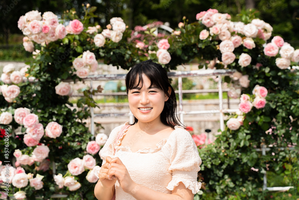 バラ園の女子大生