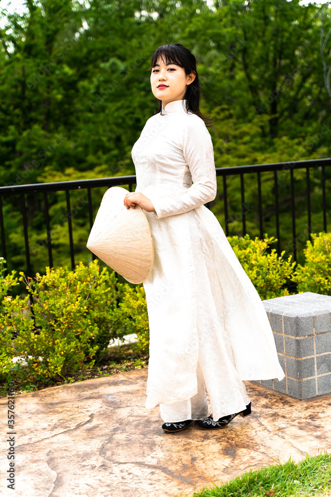 アオザイを着た女性