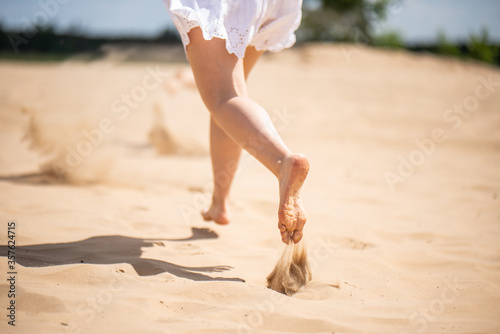 Biegająca dziewczyna na plaży