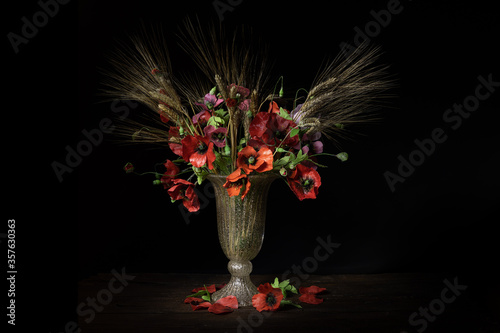 Vaso con papaveri e spine di grano photo