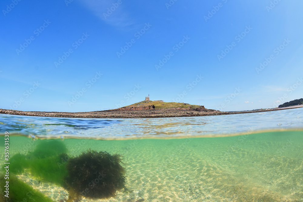 Fototapeta premium erquy (cote armor ) - plage saint michel avec son ilot