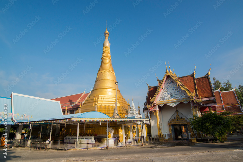 Fototapeta premium THAILAND MAE SOT WAT CHUMPHON KHIRI TEMPLE