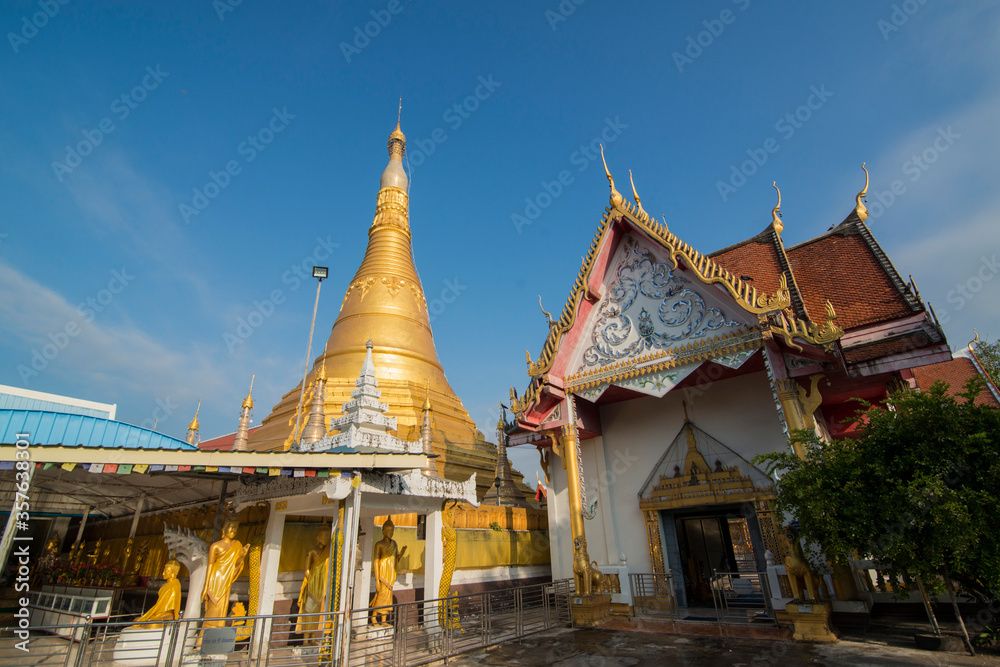 Fototapeta premium THAILAND MAE SOT WAT CHUMPHON KHIRI TEMPLE