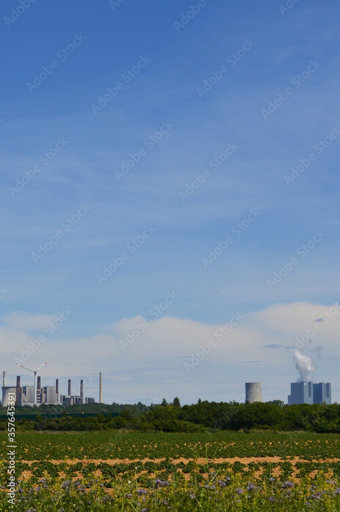 Braunkohle-Kraftwerke am Horizont in der Nähe von Niederaußem am von Dürre geplagten Niederrhein im Sommer 2020 Braunkohle-Kraftwerke am Horizont in der Nähe von Niederaußem am von Dürre geplagten Niederrhein im Sommer 2020