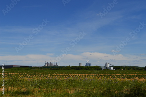 Braunkohle-Kraftwerke am Horizont in der N  he von Niederau  em am von D  rre geplagten Niederrhein im Sommer 2020 